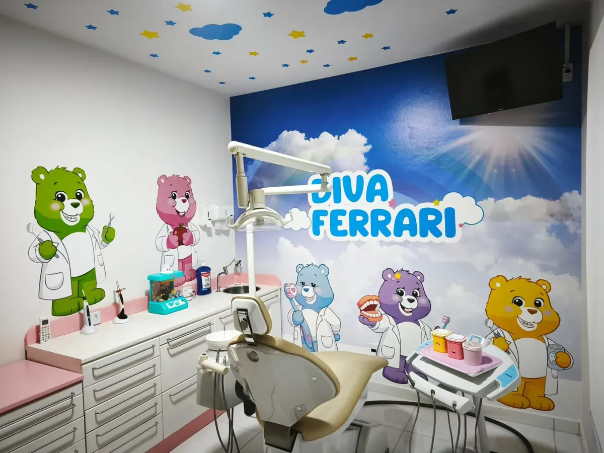 Consultório odontológico infantil decorado com papel de parede e adesivos de ursinhos