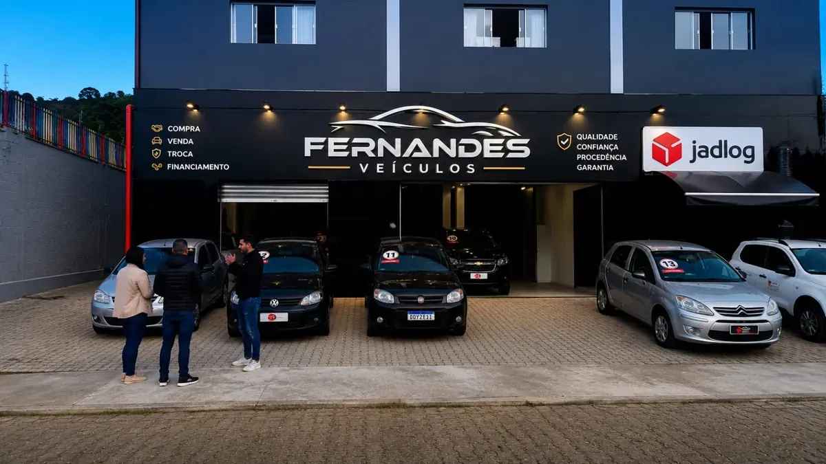 Fachada da Fernandes Veículos com letreiro e comunicação visual