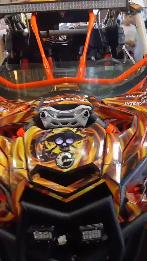 UTV off-road envelopado com arte personalizada de chamas e caveira